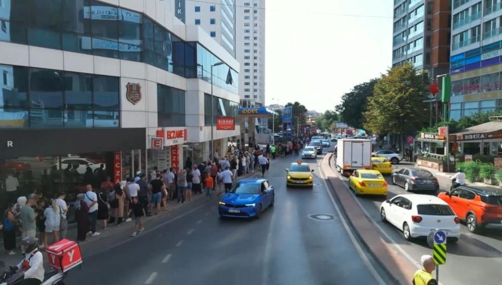 siranin sonu gorunmedi besiktasta metrelerce hediye ceki kuyrugu rwbzhylR