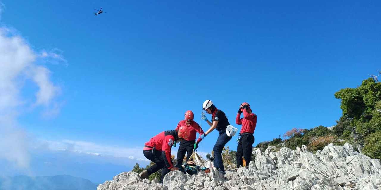 parasut kayaliklara dustu 1 olu 1 yarali P95BJStf.jpg