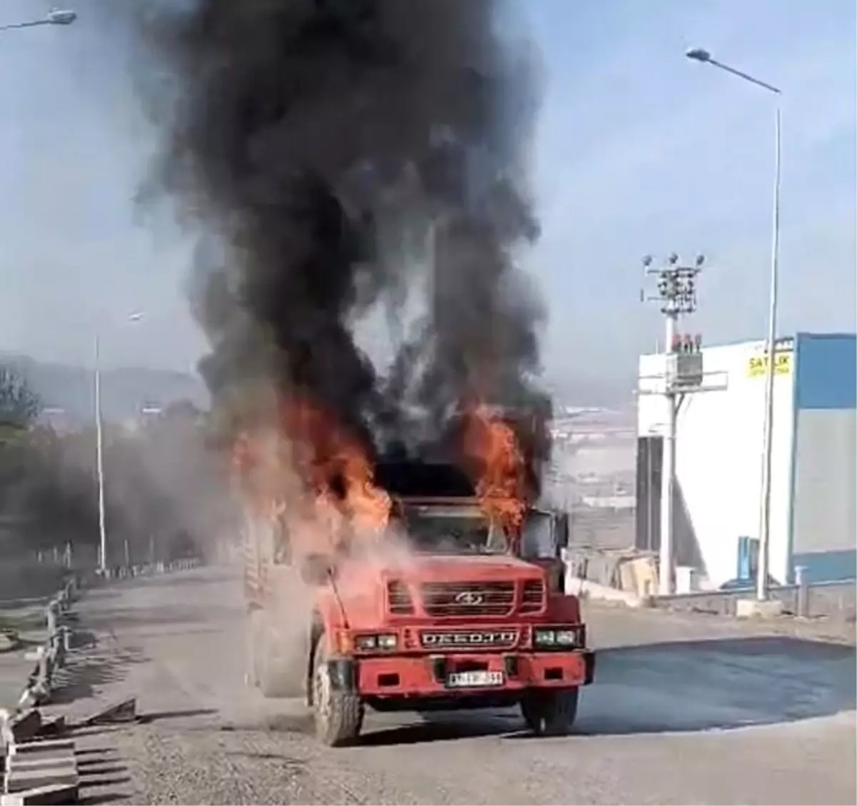 Düzce’de Yarım Saat Arayla İki Kamyon Yangını