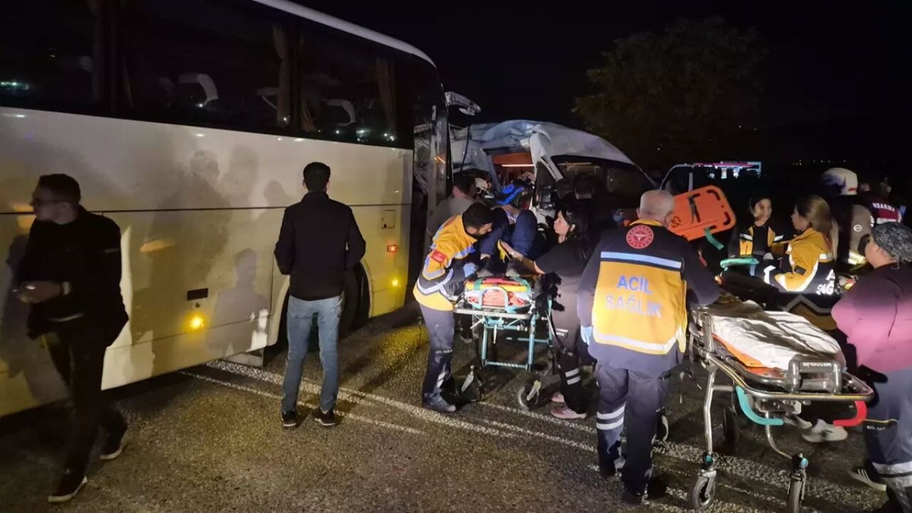 İzmir’de feci servis kazası!