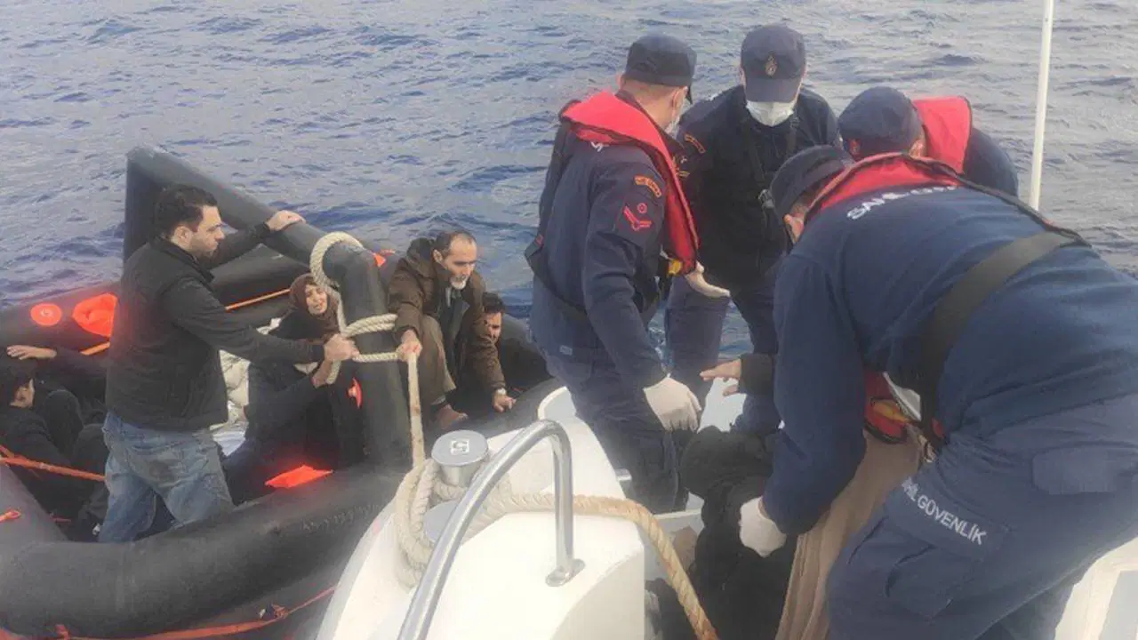 Muğla’da can pazarı… 12 kaçak göçmen kurtarıldı!