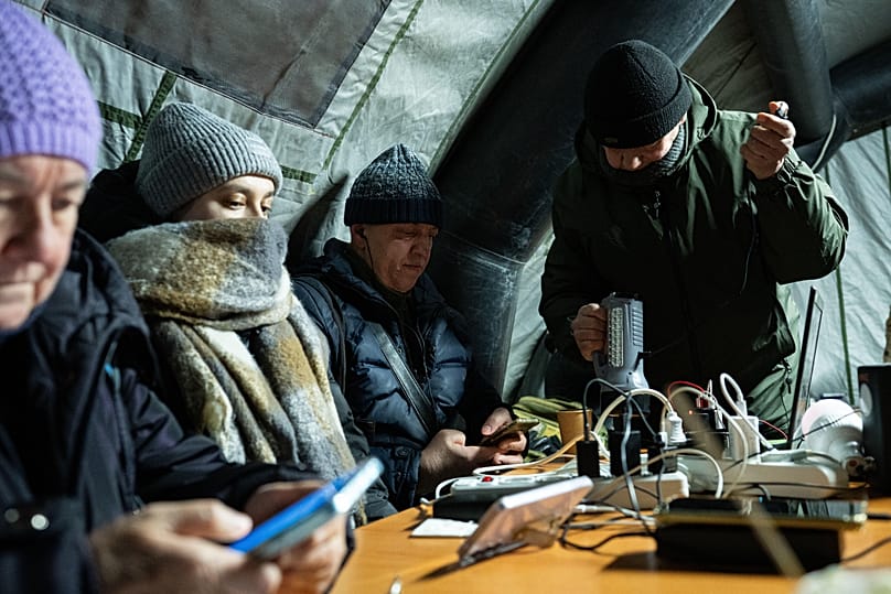 Kiev'de insanlar ısınmaya ve telefonları şarj etmeye çalışırken