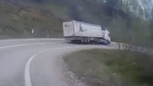 inegolde-su-yuklu-tirin-devrilme-ani-kamerada-ekipler-surucuyu-cami-kirarak-cikardi-s6c3lXsu