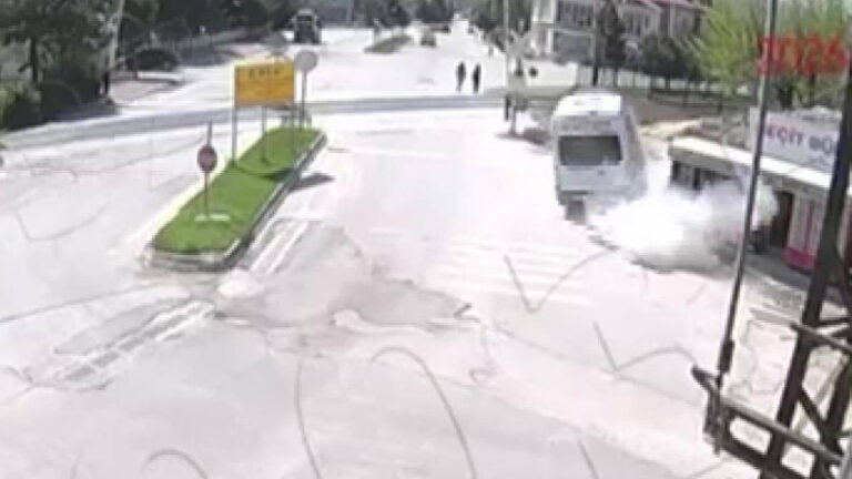 kaldirima-carpti-duragi-yere-serdi-iki-genc-kizin-saniyelerle-kurtuldugu-kaza-ani-kamerada-qu7EcKUD