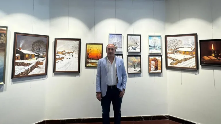 rakamlardan-renklere-yolculuk-ressam-bayram-erlinin-ilk-sergisi-acildi-cvP7MHYc