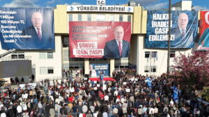 yuregirde-gorevden-uzaklastirma-kararina-karsi-eylem-ali-demircali-boyun-egmedi-9Zr47Hsu