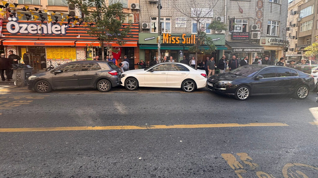 Kalp Krizi Nedeniyla Kontrol Kaybı: Sürücü Park Halindeki Araçlara Çarptı