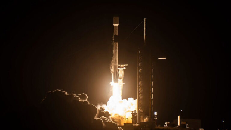elon-muskin-falcon-9-roket-parcasi-aya-carpmaya-dogru-gidiyor-G2iOXsxl