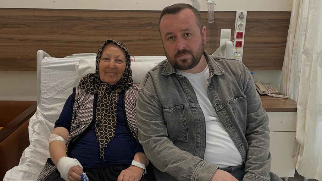 “Önce Yüce Allah’a, Ardından Hekimlerimize Güveniyoruz”