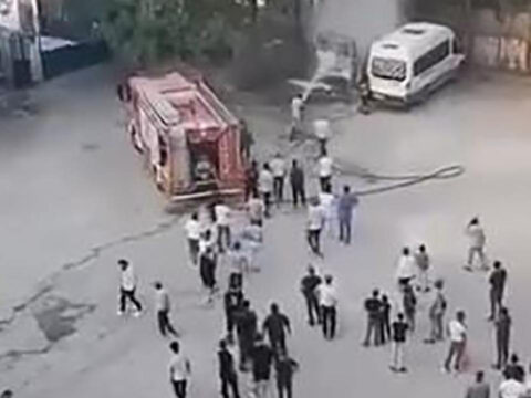 Diyarbakirda park halindeki minibus alev aldi 5IuKrUP6