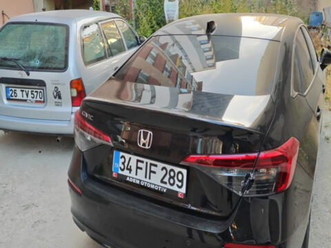 Park halindeki araclara kursun yagdi 2 otomobile 5 mermi isabet etti X2J45Fht